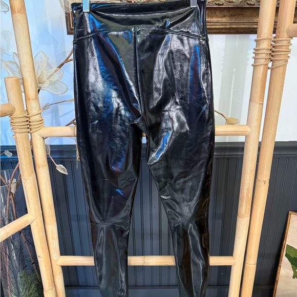 SPANX Faux Patent Leather Leggings ~ Size Medium ๐๐ - Picture 4 of 8